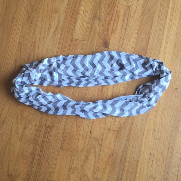 Cotton grey chevron breastfeeding infinity scarf - Picture 2 of 2